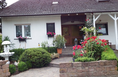 Neustadt-Geinsheim Apartment | Guesthouse Evi with palm garden, between Speyer and Neustadt a. d. Wine route