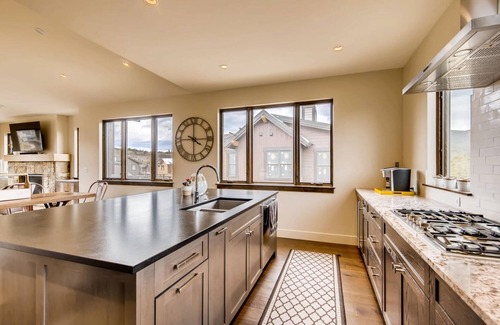 The Highlands House | GUEST FAVORITE! Blue River Retreat- Modern Mountain Home! Pet Friendly, Spa!