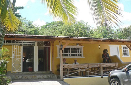 La Mulata Apartment | Guest-friendly hotel room with cable TV, Internet, fridge, restaurant