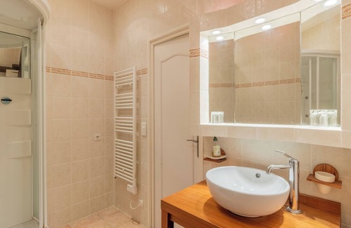 Saint-Amand-de-Vergt House | Guest House 'Chambre D'hôtes Coquelicot' with Shared Pool, Shared Terrace and Wi-Fi