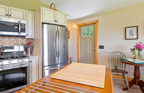 Winterport Apartment | Guest House at Winterport Evergreen Farm