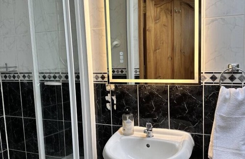Malahide House | Guest House beside Malahide Castle! Cozy en-suite double room. 15 mins from Dublin Airport