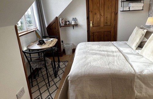 Malahide House | Guest House beside Malahide Castle! Cozy en-suite double room. 15 mins from Dublin Airport