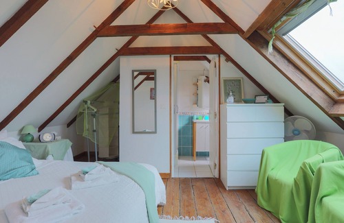 Kerien Bed & Breakfast | Guest House 'Chambre Verte' with Private Terrace, Private Garden and Wi-Fi