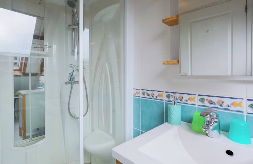 Kerien Bed & Breakfast | Guest House 'Chambre Verte' with Private Terrace, Private Garden and Wi-Fi