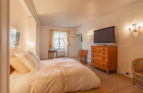 Nieulle-sur-Seudre House | Guest House 'Daniel Garesché' with Shared Terrace, Shared Garden and Wi-Fi