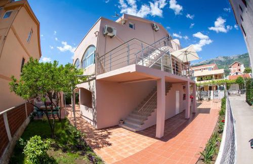 Maini House | Guest House Jasna