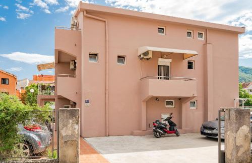 Maini House | Guest House Jasna