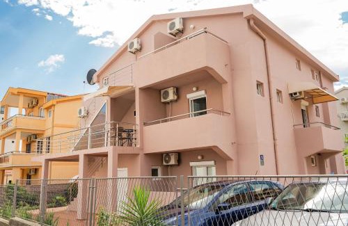 Maini House | Guest House Jasna