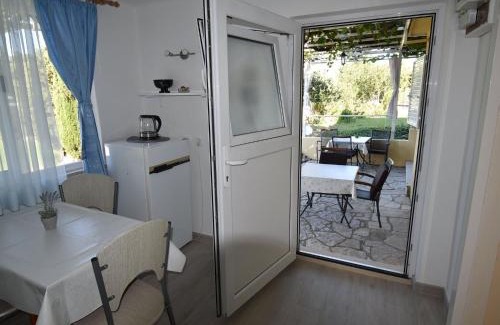 Srebreno Apartment | Guest House Kanjuo - Studio Apartment with Terrace and Garden View