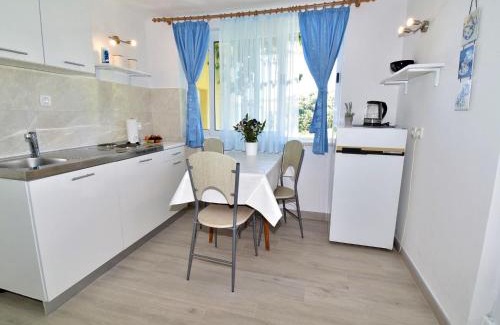 Srebreno Apartment | Guest House Kanjuo - Studio Apartment with Terrace and Garden View