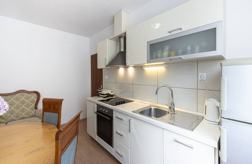 Molunat House | Guest House Rooms Rose