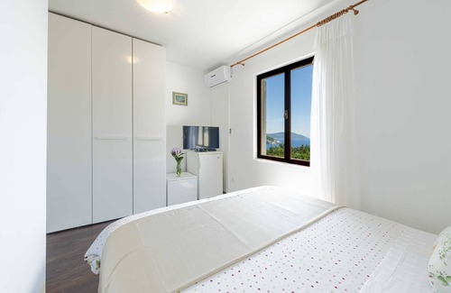 Molunat House | Guest House Rooms Rose