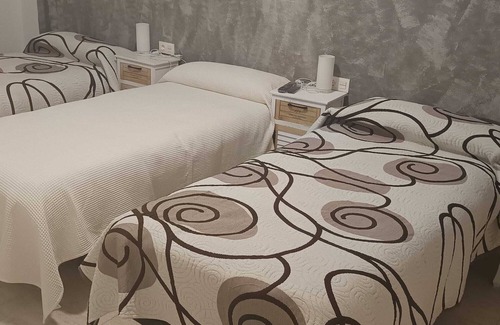 Cervera del Rio Alhama House | Guest house with 6 rooms with private bathrooms, towels, bed linen, TV,