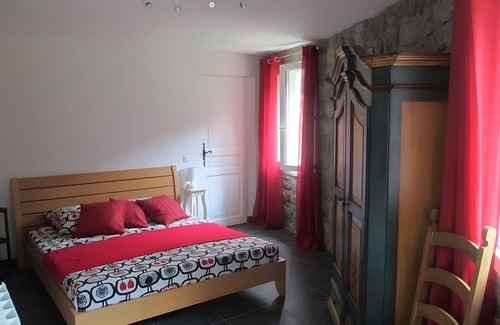 Saint-Julien-Labrousse Bed & Breakfast | Guest Room 'Room 4 – Bleuet' with Shared Pool, Communal Terrace and Wi-Fi
