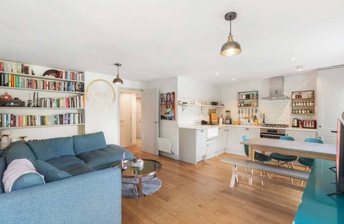 Leabridge Apartment | GuestReady - Lovely family retreat in London