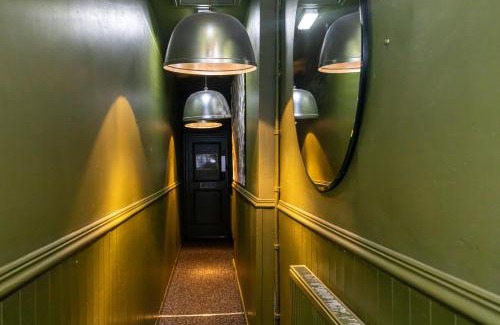 Northern Quarter Apartment | GuestReady - Rose and Monkey Hotel