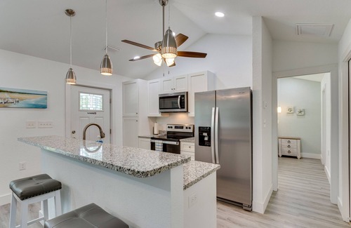 Gulf Breeze House | Gulf Breeze Home w/Screened Porch: Near Beach!