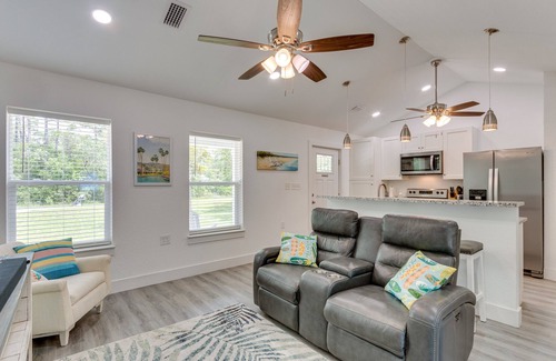 Gulf Breeze House | Gulf Breeze Home w/Screened Porch: Near Beach!