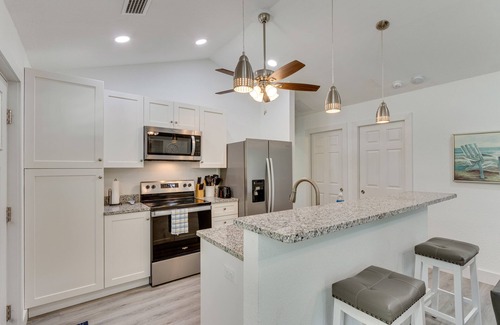 Gulf Breeze House | Gulf Breeze Home w/Screened Porch: Near Beach!