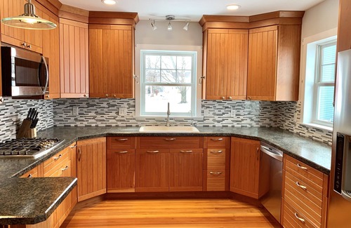 Mentor-on-the-Lake House | "Gull Cottage" - Lake Erie waterfront - Expansive Views, Historic Cottage Charm