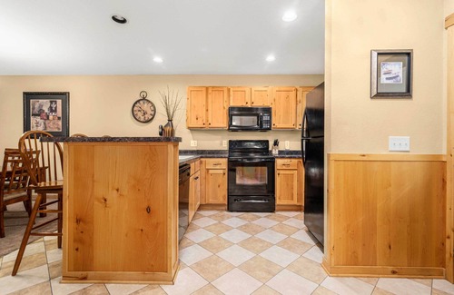 Lake Shore House | Gull Lake All-Season Getaway w/Private Deck