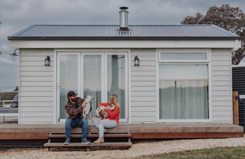 Seaton Villa | Gumnut Cottage Gippsland - Tiny Eco Stay w King Bed & Mountain Views