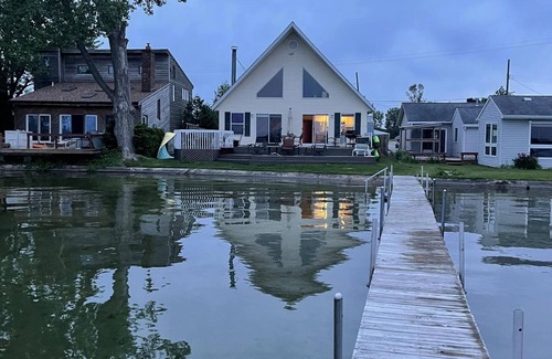 Shelbyville House | GUN LAKE. Charming 4-bedroom, 3 bath Home with private frontage. Sleeps 15