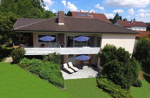 Bad Birnbach Apartment | Gut ausgestattete FeWo mit großem Balkon & Terrasse