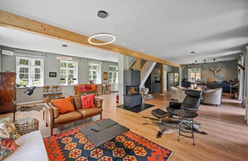 Kletkamp Villa | GUT KLETKAMP "Försterei" - Freistehendes Backsteinhaus mit 4 Schlafzimmern ruhig am Waldrand gelegen I Kamin I Garten & Terrasse I 15 Min zur Ostsee I 3 Bäder I Küche I Parkplatz I WLAN