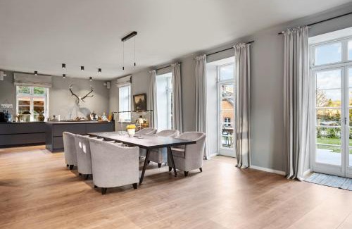 Kletkamp Villa | GUT KLETKAMP "Försterei" - Freistehendes Backsteinhaus mit 4 Schlafzimmern ruhig am Waldrand gelegen I Kamin I Garten & Terrasse I 15 Min zur Ostsee I 3 Bäder I Küche I Parkplatz I WLAN