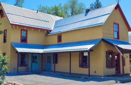 Winthrop Apartment | Guy's Place in the Historic Guy Waring House located in Downtown Winthrop