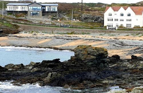 Trearddur Bay House | GWYNFA-3 BED- GROUND FLOOR APT - SEA VIEWS - TREARDDUR BAY