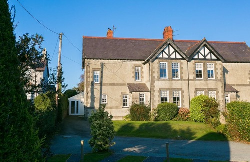 Chwilog Cottage | Gwynle - sleeps 10 guests in 4 bedrooms