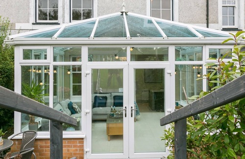 Chwilog Cottage | Gwynle - sleeps 10 guests in 4 bedrooms