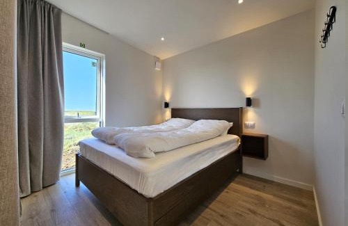 Borgarnes House | Hítarneskot - Private hot tub Cottages