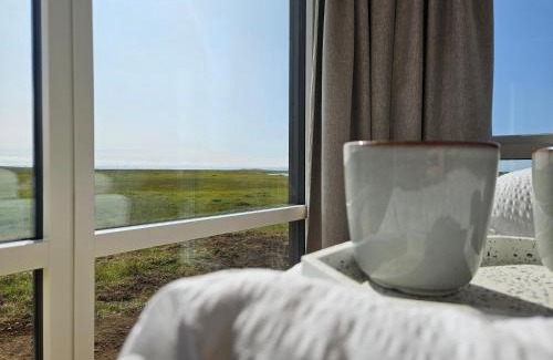 Borgarnes House | Hítarneskot - Private hot tub Cottages