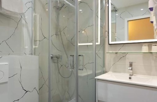 Quartier de la Folie-Mericourt Hotel | Hôtel Léonard de Vinci
