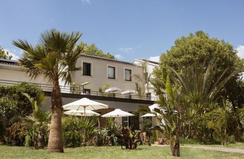 Aigues-Mortes Hotel | Hôtel les jardins du canal - piscine chauffée - parking - garage - bornes électriques