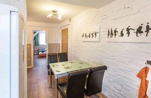 Greifswald Apartment | H&H Apartment im Herzen der Stadt Nr 17-Karl mit Küche, Wohnzimmer und Esstisch
