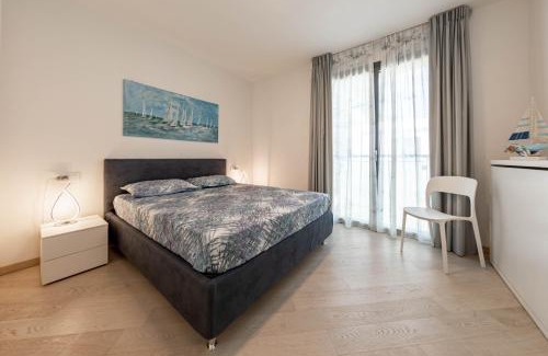 Santo Stefano al Mare Apartment | H11 [Luxury 17A] Porto - Piscina - Jacuzzi
