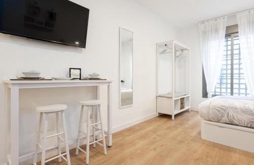 La Merced Apartment | H2M Dos Aceras Loft ground floor, air conditioning, wifi