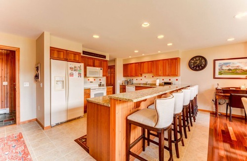 Bretton Woods House | H4 Bretton Woods condo-AC, Hot Tub, near skiing & Mt Wash Hotel, ski slopes views, dog friendly!