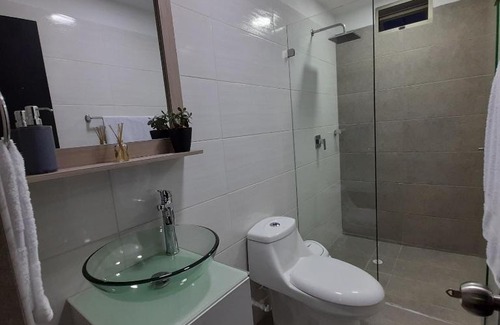 San Javier House | Habitación 302 con baño privado cerca a laureles