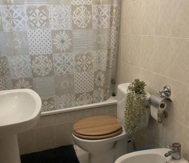 Olot House | Habitación con baño compartido