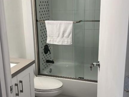 Golden Glades House | Habitación con baño compartido