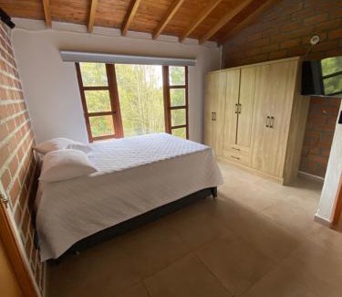 Medellin House | Habitación con baño privado en casa de campo ubicada en Santa Elena