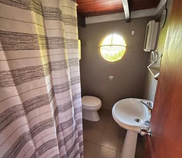 Playa Hermosa House | Habitación con baño privado y cama doble