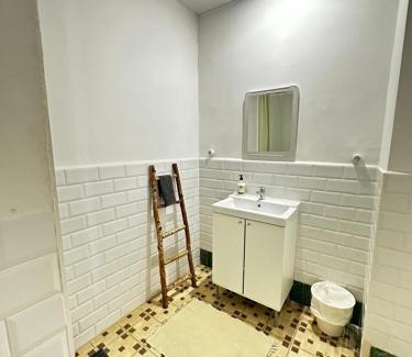 En Corts House | Habitación doble en Ruzafa con baño privado