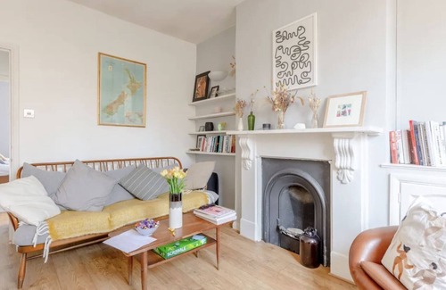 Homerton Apartment | Hackney 2BR Cozy Getaway with Workspace